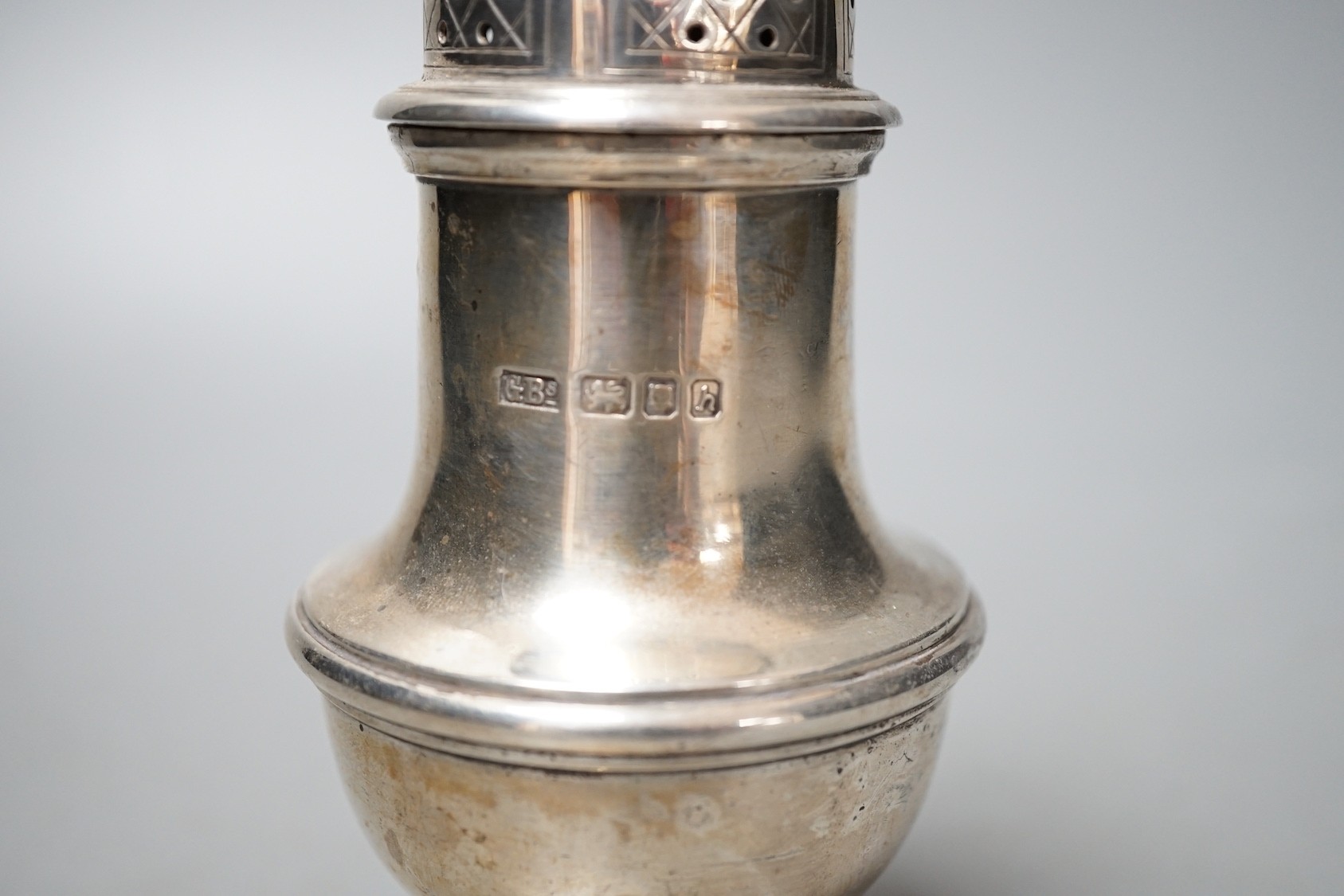 A modern silver sugar caster, London, 1962, 16.3cm, gross 7.5oz.